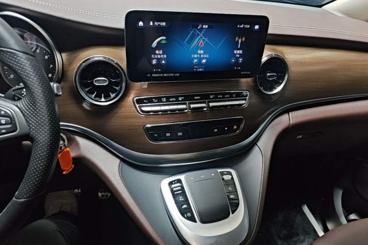 Used Mercedes-Benz V-Class 2022 V 260 L Long-wheelbase Luxury Edition Audio And AC Panel