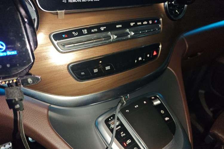 Used Mercedes-Benz V-Class 2022 V 260 L Long-wheelbase Luxury Edition Audio And AC Panel