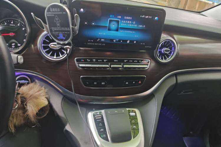 Used Mercedes-Benz V-Class 2022 V 260 Avantgarde Edition Audio And AC Panel