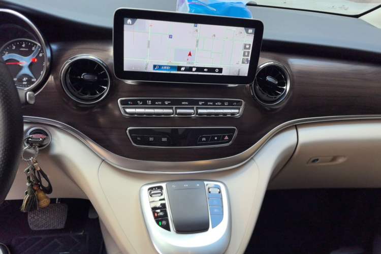 Used Mercedes-Benz V-Class 2022 V 260 Avantgarde Edition Audio And AC Panel
