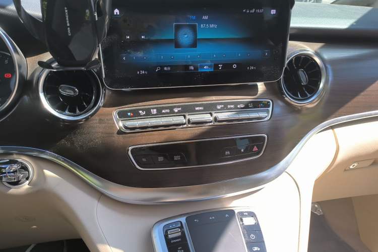 Used Mercedes-Benz V-Class 2022 V 260 Avantgarde Edition Audio And AC Panel