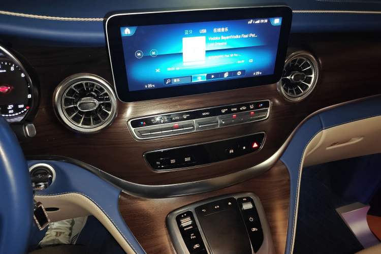 Used Mercedes-Benz V-Class 2022 V 260 Avantgarde Edition Audio And AC Panel