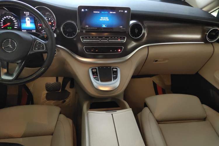 Used Mercedes-Benz V-Class 2022 V 260 Avantgarde Edition Audio And AC Panel