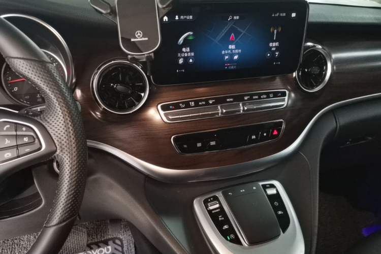 Used Mercedes-Benz V-Class 2022 V 260 Avantgarde Edition Audio And AC Panel