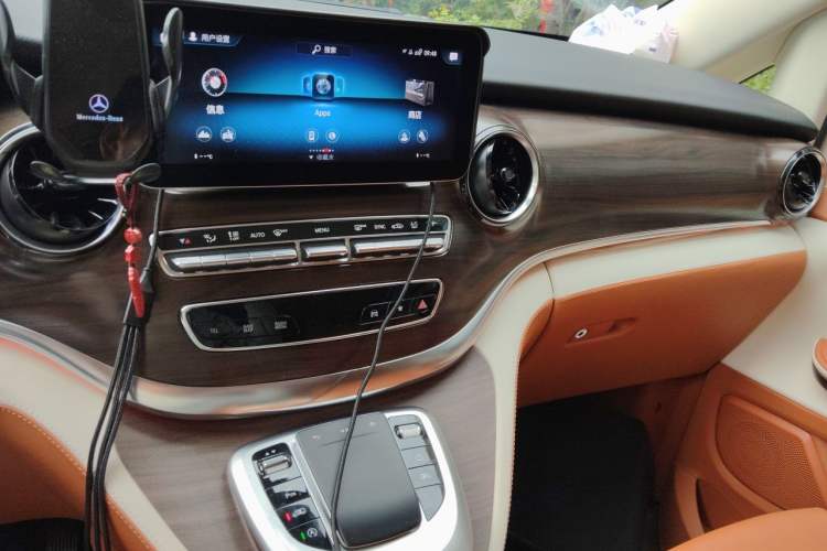 Used Mercedes-Benz V-Class 2022 V 260 Avantgarde Edition Audio And AC Panel