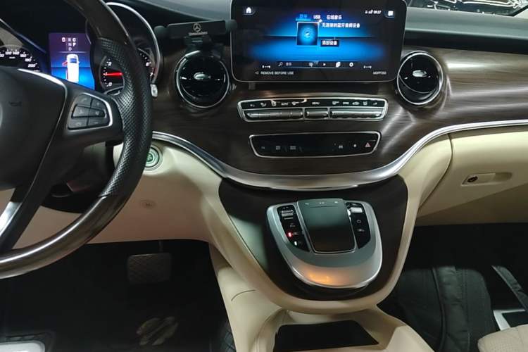 Used Mercedes-Benz V-Class 2022 V 260 Avantgarde Edition Audio And AC Panel