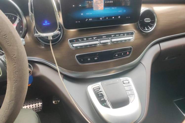 Used Mercedes-Benz V-Class 2022 V 260 L Long-wheelbase Luxury Edition Audio And AC Panel