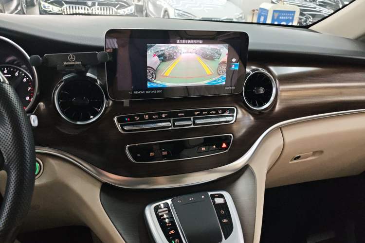 Used Mercedes-Benz V-Class 2022 V 260 Avantgarde Edition Audio And AC Panel
