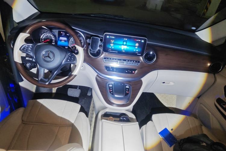 Used Mercedes-Benz V-Class 2022 V 260 Avantgarde Edition Center Console