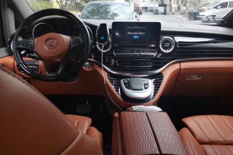 Used Mercedes-Benz V-Class 2022 V 260 Avantgarde Edition Center Console