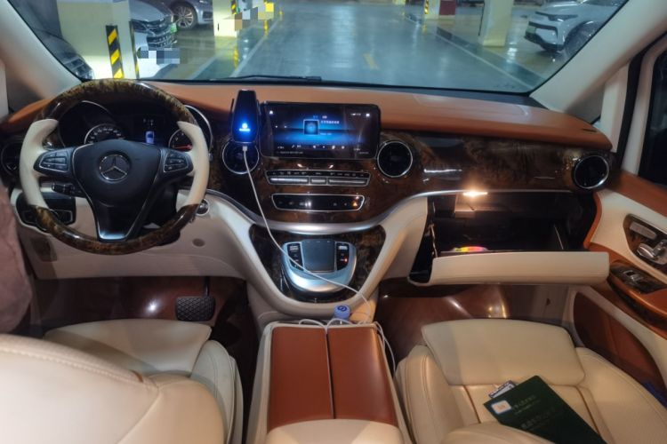 Used Mercedes-Benz V-Class 2022 V 260 Avantgarde Edition Center Console