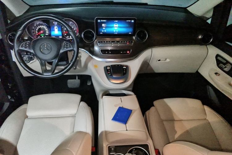 Used Mercedes-Benz V-Class 2022 V 260 Avantgarde Edition Center Console