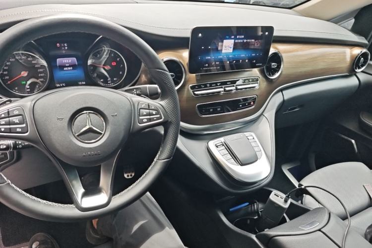 Used Mercedes-Benz V-Class 2022 V 260 L Long-wheelbase Luxury Edition Center Console