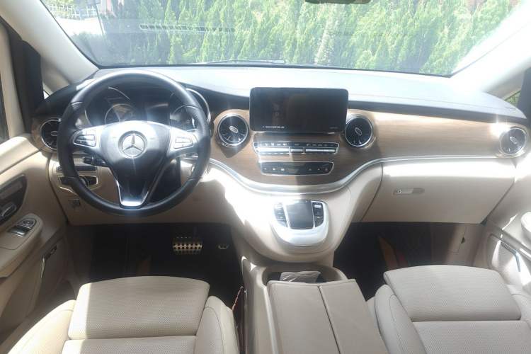 Used Mercedes-Benz V-Class 2022 V 260 L Long-wheelbase Luxury Edition Center Console