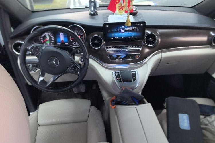 Used Mercedes-Benz V-Class 2022 V 260 Avantgarde Edition Center Console