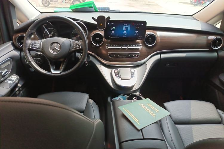 Used Mercedes-Benz V-Class 2022 V 260 Avantgarde Edition Center Console