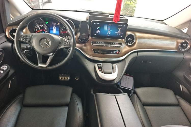 Used Mercedes-Benz V-Class 2022 V 260 Prestige Edition Center Console