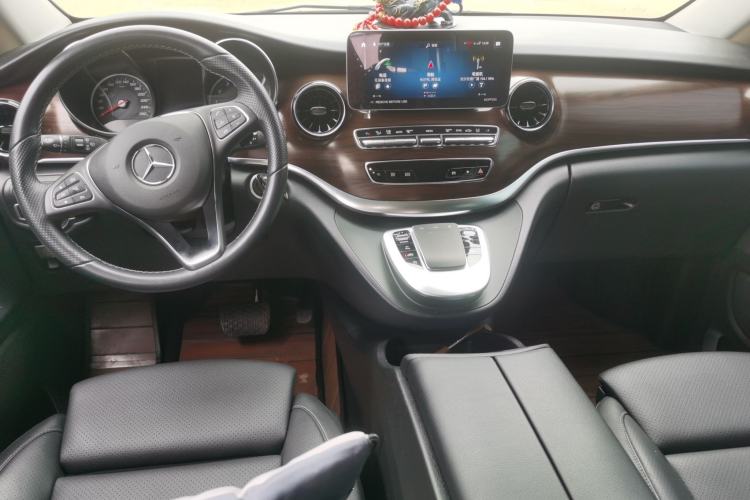 Used Mercedes-Benz V-Class 2022 V 260 Avantgarde Edition Center Console