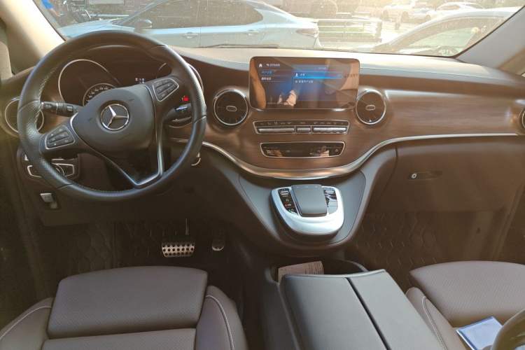 Used Mercedes-Benz V-Class 2022 V 260 Prestige Edition Center Console