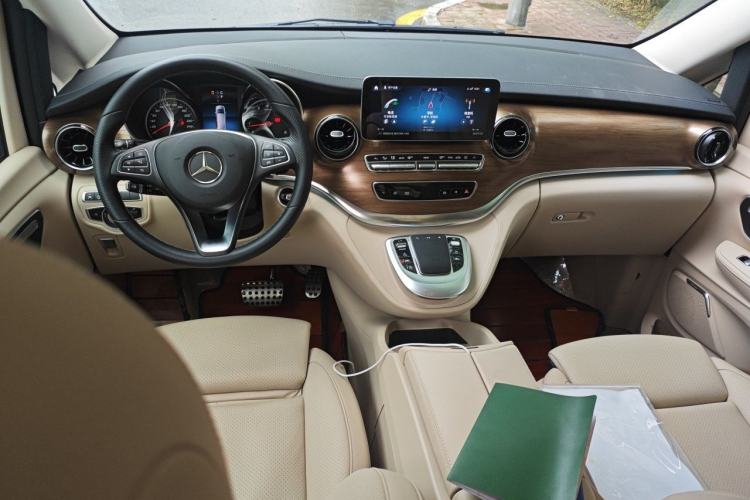 Used Mercedes-Benz V-Class 2022 V 260 L Long Wheelbase Prestige Edition Center Console