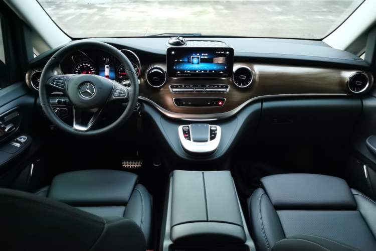 Used Mercedes-Benz V-Class 2022 V 260 Prestige Edition Center Console