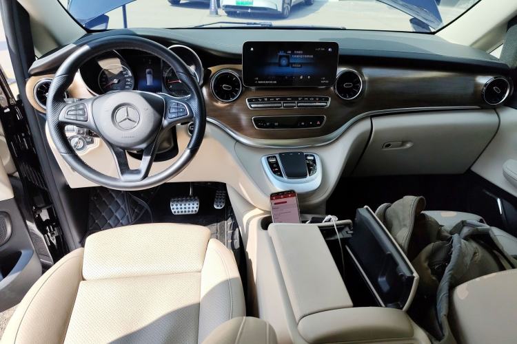 Used Mercedes-Benz V-Class 2022 V 260 Prestige Edition Center Console