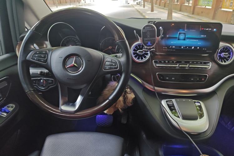 Used Mercedes-Benz V-Class 2022 V 260 Avantgarde Edition Center Console