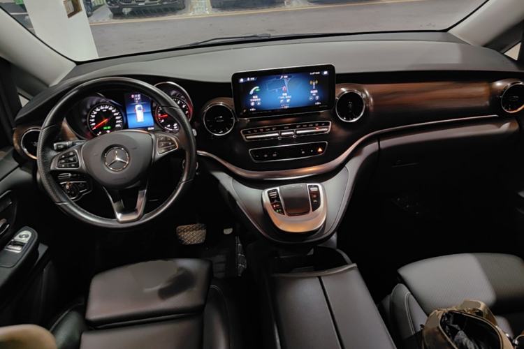 Used Mercedes-Benz V-Class 2022 V 260 Avantgarde Edition Center Console