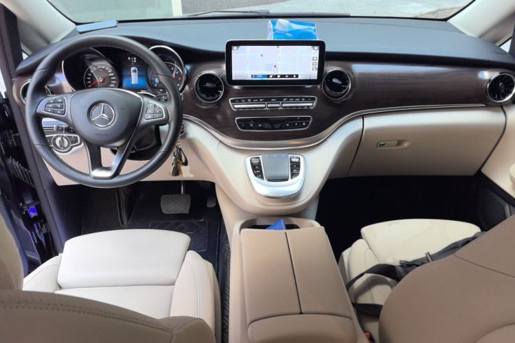 Used Mercedes-Benz V-Class 2022 V 260 Avantgarde Edition Center Console