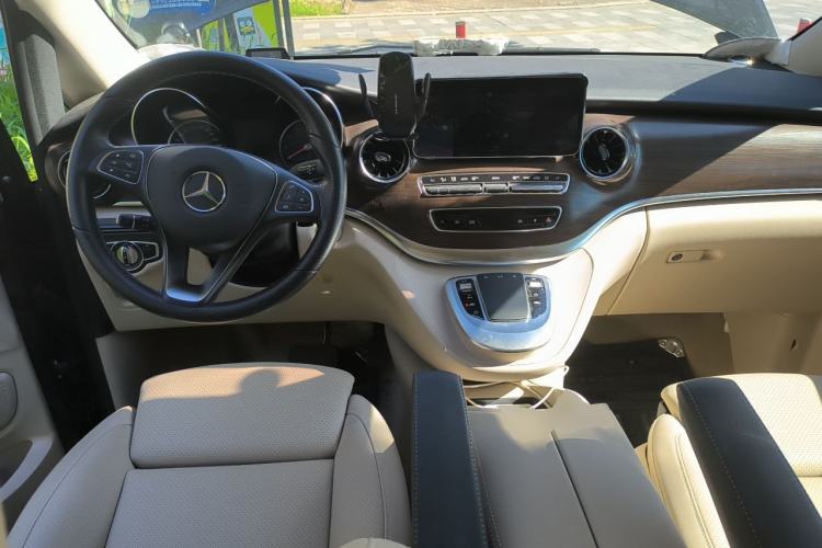 Used Mercedes-Benz V-Class 2022 V 260 Avantgarde Edition Center Console