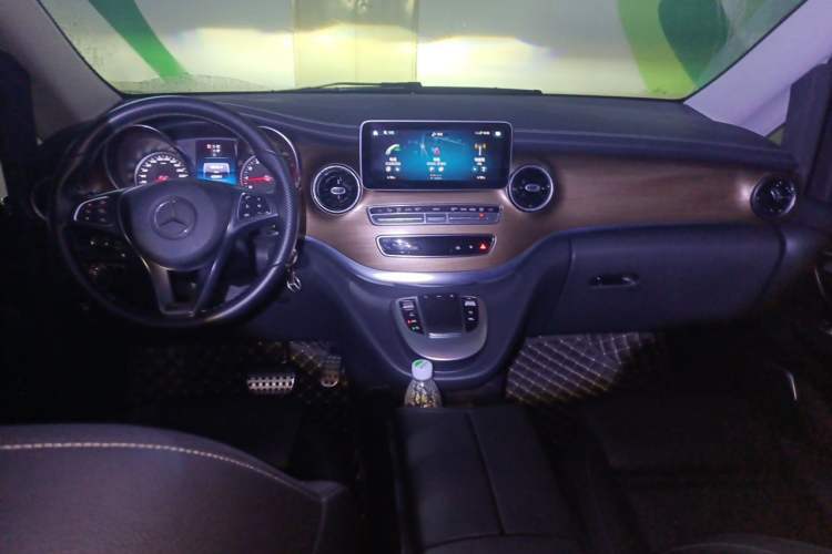 Used Mercedes-Benz V-Class 2022 V 260 Prestige Edition Center Console