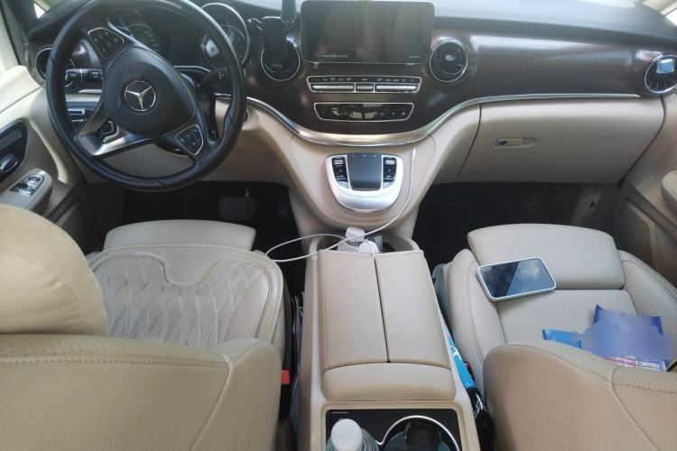 Used Mercedes-Benz V-Class 2022 V 260 Avantgarde Edition Center Console