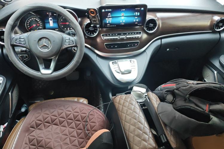 Used Mercedes-Benz V-Class 2022 V 260 Avantgarde Edition Center Console