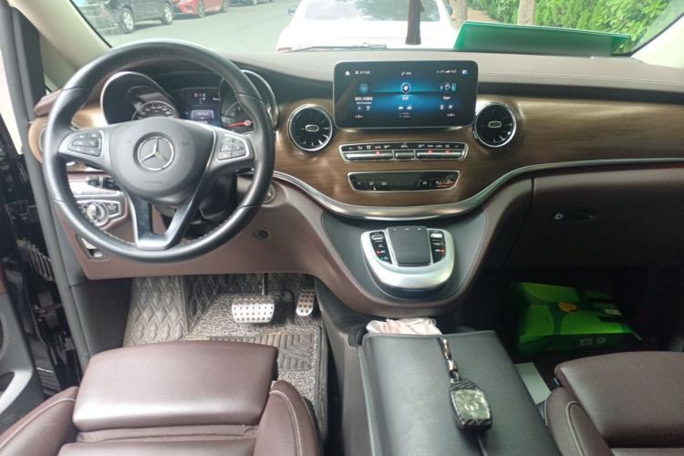 Used Mercedes-Benz V-Class 2022 V 260 L Long-wheelbase Luxury Edition Center Console