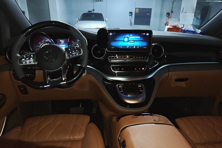 Used Mercedes-Benz V-Class 2022 V 260 Avantgarde Edition Center Console