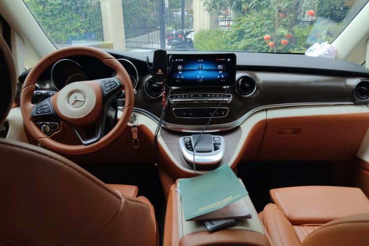 Used Mercedes-Benz V-Class 2022 V 260 Avantgarde Edition Center Console