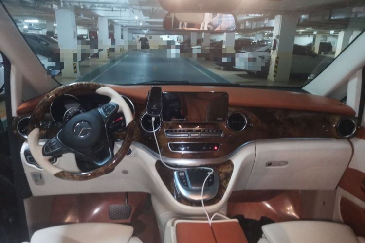 Used Mercedes-Benz V-Class 2022 V 260 Avantgarde Edition Center Console
