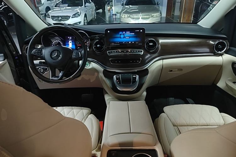 Used Mercedes-Benz V-Class 2022 V 260 Avantgarde Edition Center Console