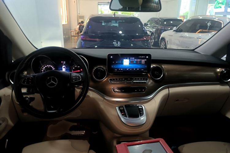 Used Mercedes-Benz V-Class 2022 V 260 Prestige Edition Center Console
