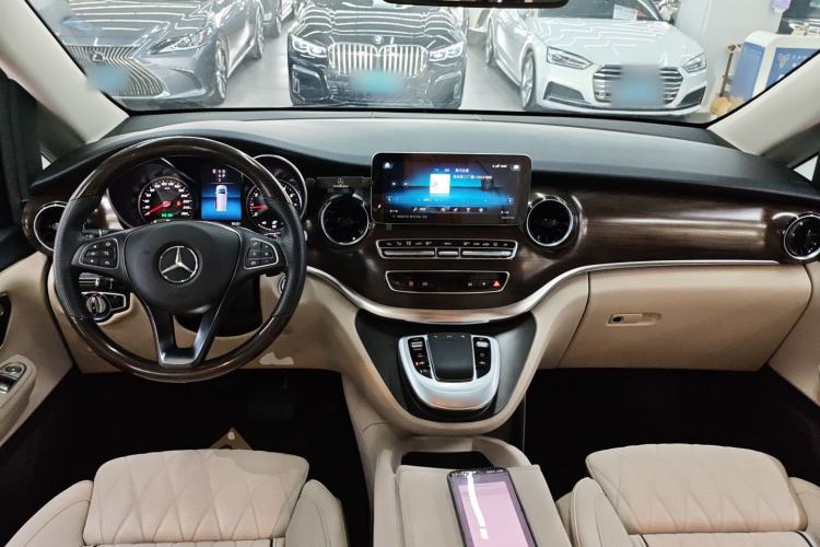Used Mercedes-Benz V-Class 2022 V 260 Avantgarde Edition Center Console