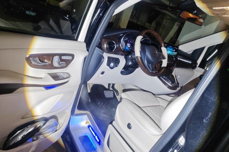 Used Mercedes-Benz V-Class 2022 V 260 Avantgarde Edition Driver Seat