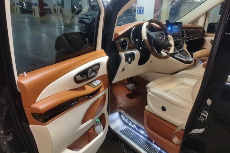 Used Mercedes-Benz V-Class 2022 V 260 Avantgarde Edition Driver Seat