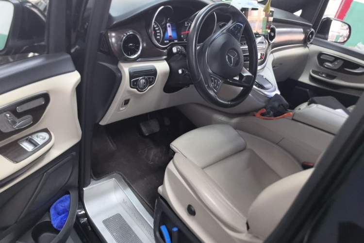 Used Mercedes-Benz V-Class 2022 V 260 Avantgarde Edition Driver Seat