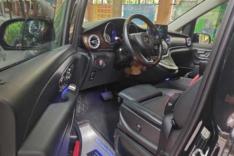Used Mercedes-Benz V-Class 2022 V 260 Avantgarde Edition Driver Seat