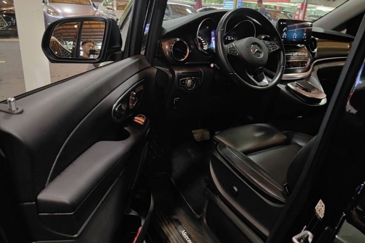 Used Mercedes-Benz V-Class 2022 V 260 Avantgarde Edition Driver Seat