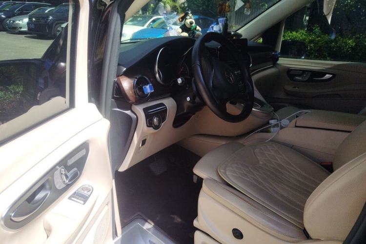Used Mercedes-Benz V-Class 2022 V 260 Avantgarde Edition Driver Seat