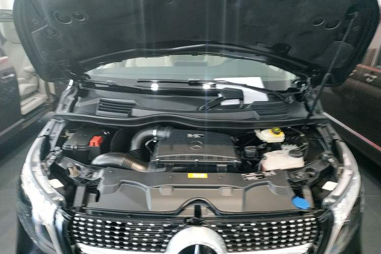 Used Mercedes-Benz V-Class 2022 V 260 Avantgarde Edition Engine Bay