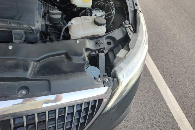 Used Mercedes-Benz V-Class  Engine Bay Left