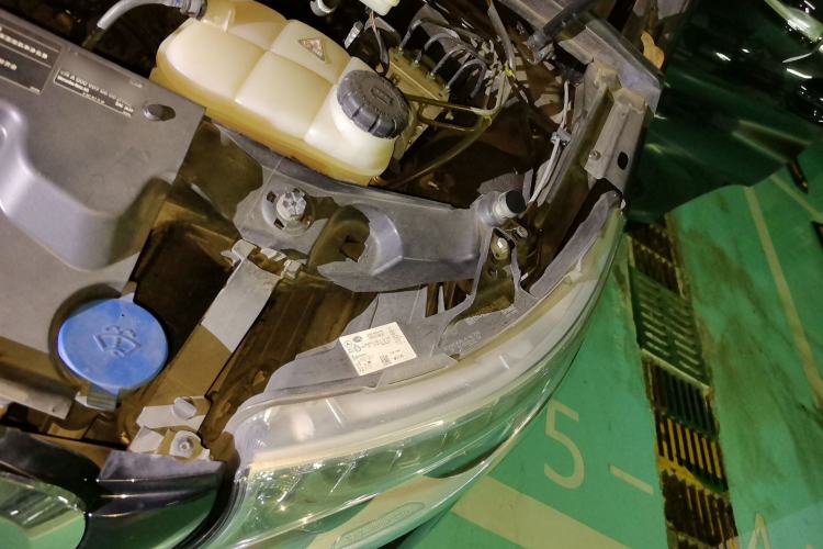Used Mercedes-Benz V-Class  Engine Bay Left