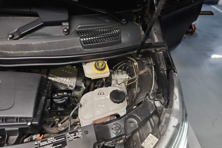 Used Mercedes-Benz V-Class 2022 V 260 Avantgarde Edition Engine Bay Left
